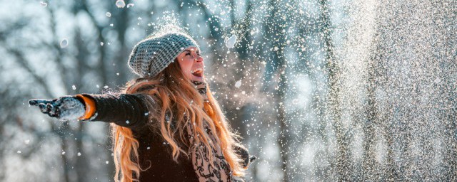 形容冬天雪下得非常大的句子 描写下大雪的句子