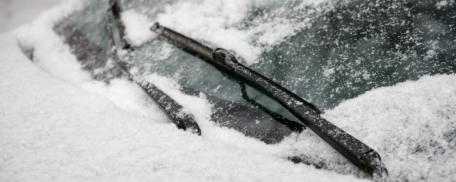车窗结冰怎样处理最快 车窗结冰可以开雨刮器吗