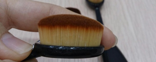 粉底刷怎样用要打湿吗 粉底刷是否需要打湿