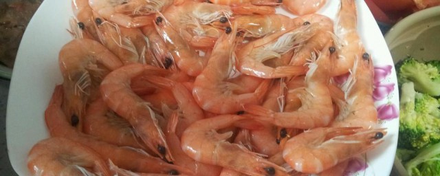 吸管挑虾线的最佳技巧 吸管挑虾线技巧如下