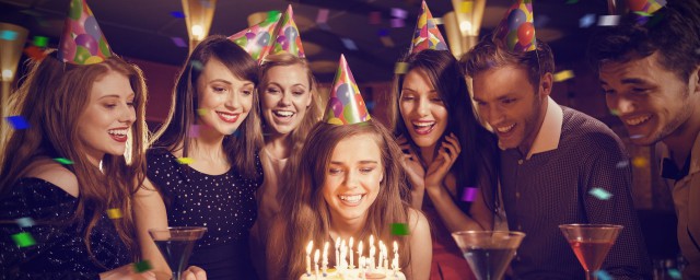 祝愿女人生日奋进的句子 适合祝福女人生日的句子示例