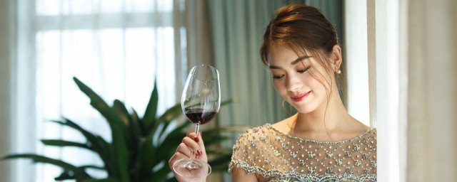 精确拿高脚杯技巧 红酒怎样喝才精确