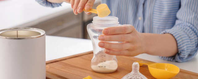 冲奶粉的时候有沉淀怎样解决 冲奶粉有沉淀怎样回事