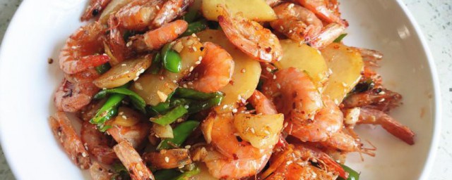 土豆烧小米虾怎样做 土豆烧小米虾做法简介
