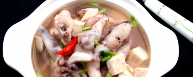 砂锅白菜豆腐炖笔管鱼怎样做 砂锅白菜豆腐炖笔管鱼做法