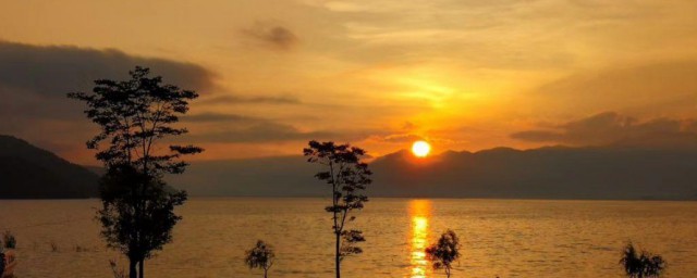 写夕阳下的湖面句子 写夕阳下的湖面句子有哪些