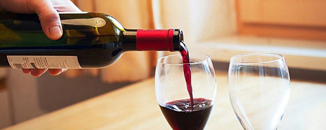 斟酒的基本要领有哪些 斟酒的基本办法介绍