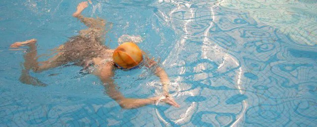 小孩子蛙泳漂浮要领 小孩子蛙泳如何漂浮