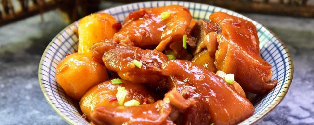 土豆炖猪蹄的要领 猪脚炖土豆如何做呢