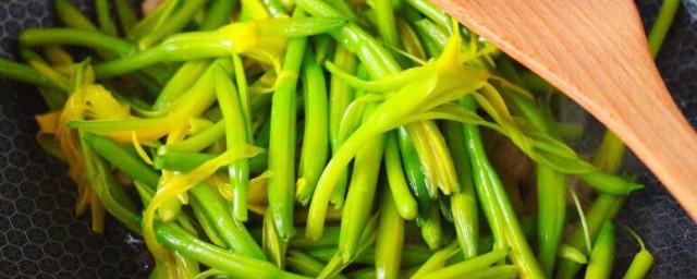 红萝卜炒黄花菜步骤 红萝卜炒黄花菜如何做