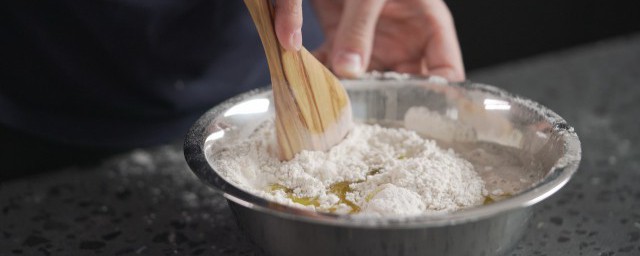 面粉和黄油揉不成团起渣 解决面粉和黄油揉不成团起渣的要领