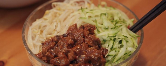 炸酱拌饭怎样做 炸酱拌饭做法