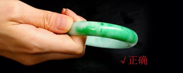 准确摘戴手镯的方法 如何快速的摘戴玉镯