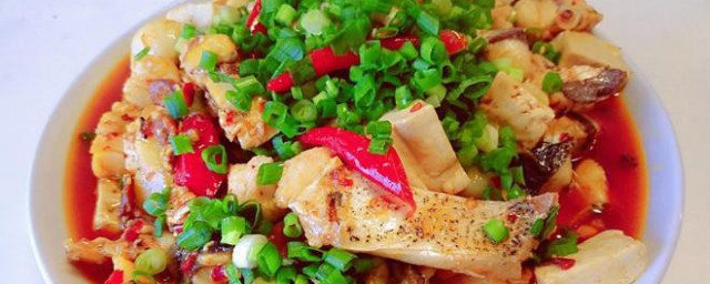 川味豆腐鲢鱼的家常做法 怎样做川味豆腐鲢鱼