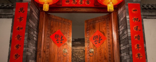 门神贴在门里还是门外 门神贴的位置