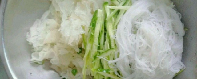 银耳粉丝凉拌方法 芹菜银耳拌粉丝的做法步骤