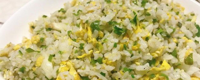 双椒鸡蛋炒饭怎样做 做双椒鸡蛋炒饭教程