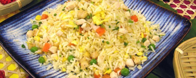 双椒鸡粒炒饭怎样做 双椒鸡粒炒饭做法简介