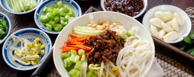 煎蛋炸酱面怎样做 煎蛋炸酱面做法