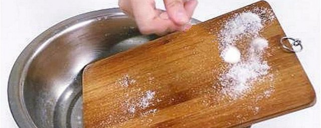 怎样去除菜板上的污垢 去除菜板上的污垢技巧