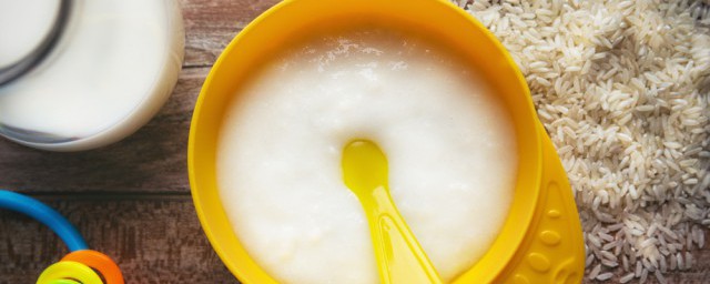五个月宝宝辅食安排 给宝宝添加辅食的时候需要怎样添加