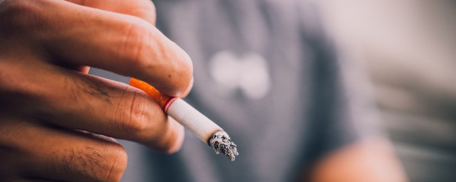 烟灰缸里别放水是什么意 烟灰缸里别放水的意思