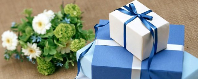 送女朋友生日礼物最好 送女生应选什么生日礼物