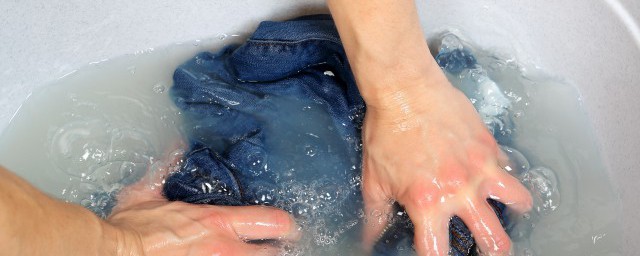 缝纫机油沾衣服上如何解决 怎么洗掉衣服上的缝纫机油