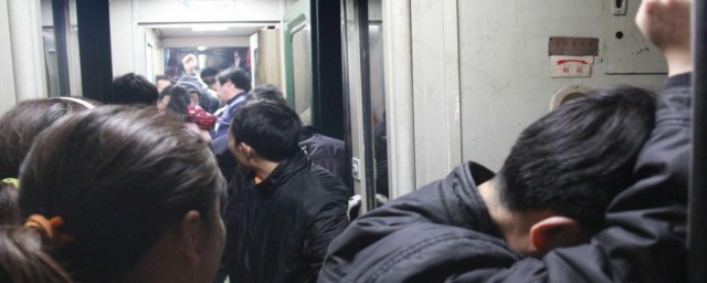 春运火车上心情说说 春运返乡坐在车厢里的说说
