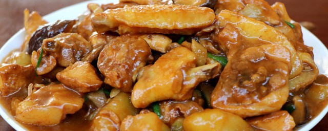 土豆豆角炖鸡块做法 土豆豆角炖鸡块做法如下