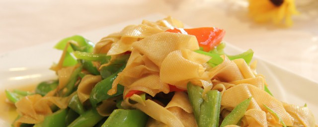 尖椒炒豆皮怎样做 尖椒炒豆皮的烹饪技巧