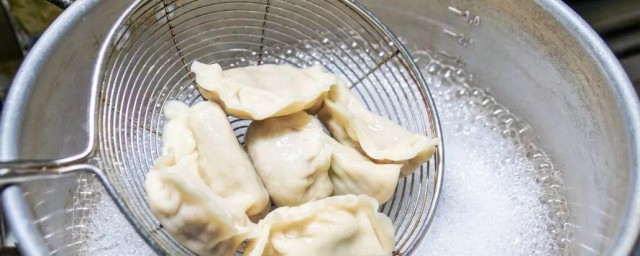 煮饺子用冷水还是热水 煮饺子究竟用热水还是冷水