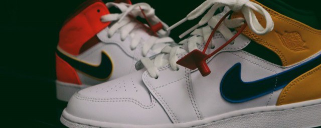 aj1磨脚后跟解决技巧 新买的aj 1磨脚后跟怎样办