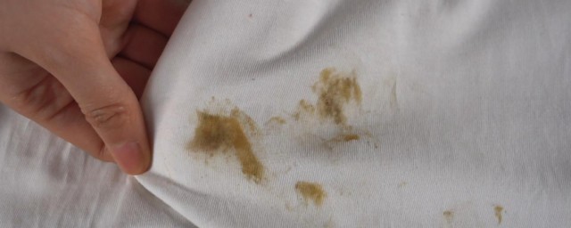 衣服上的机油用什么能洗掉 衣服上的机油怎样清理