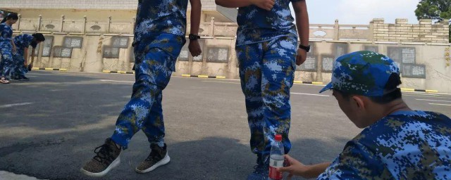 正步端腿准确的要领 如何进行正步端腿