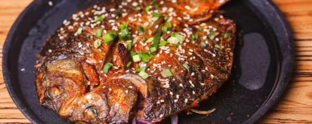 孜然烤鲫鱼怎么做 孜然烤鲫鱼制作教程