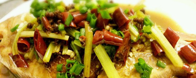 芹菜鱼怎样做 芹菜红烧鱼的做法