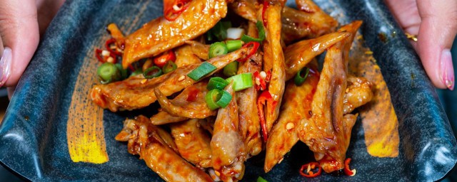 葱爆鸡翅尖怎样做 制作葱爆鸡翅尖的技巧