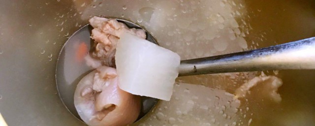 腊猪尾炖萝卜怎么做 制作猪尾炖萝卜的方式