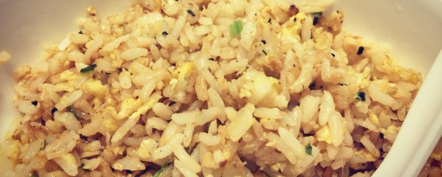 蒜蓉炒饭怎样做 蒜蓉炒饭做法简介
