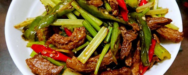 怎样做干锅芹菜炒牛肉 怎样做干锅芹菜炒牛肉