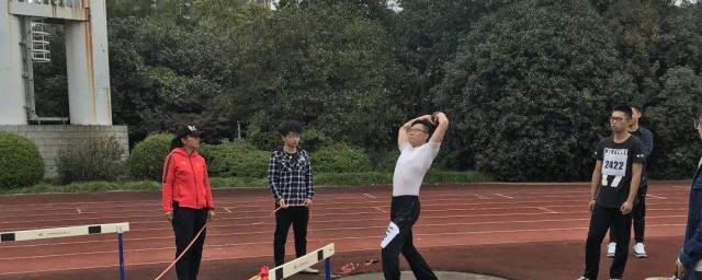 体育抛实心球技巧 抛实心球的技巧