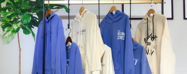 衣架挂卫衣准确方式 挂衣服的步骤