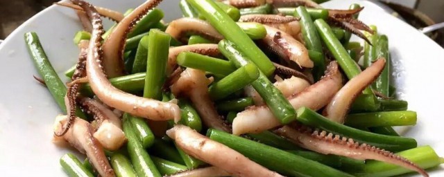 青蒜炒鱿鱼怎样做 青蒜炒鱿鱼的做法