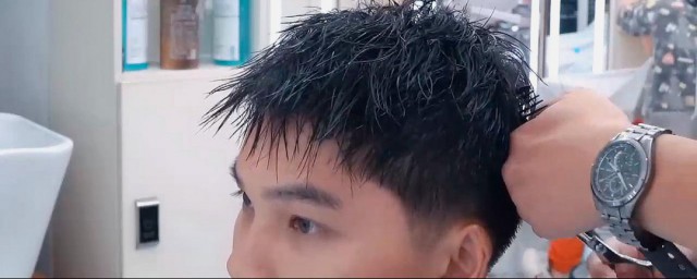 男士头发吹头型技巧 男士头发吹头型的两个技巧