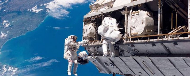 在宇宙飞船里走路宇航员必须穿什么 在宇宙飞船里走路穿的衣服简介