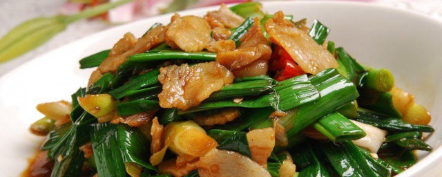 熏肉炒大蒜的技巧 怎样做家常熏肉炒大蒜