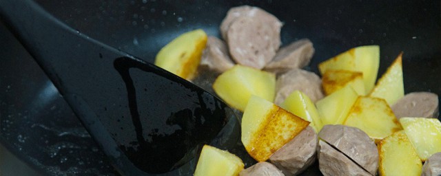 牛肉丸煮土豆制作方式 土豆烧牛肉丸的做法