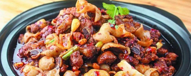 徽州名菜一品锅是人们冬季常吃的美食做法是把各种菜品怎样 一品锅的煮法