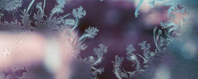 冬天玻璃上形成的冰窗花一般在窗户的哪一侧 冬天玻璃上的冰窗花在窗户哪侧答案解析